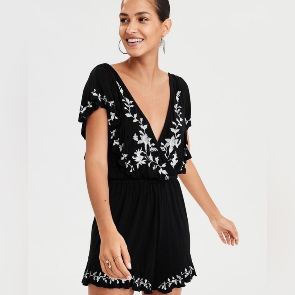 AMERICAN EAGLE Black and White Embroidered Floral Romper Women’s Small